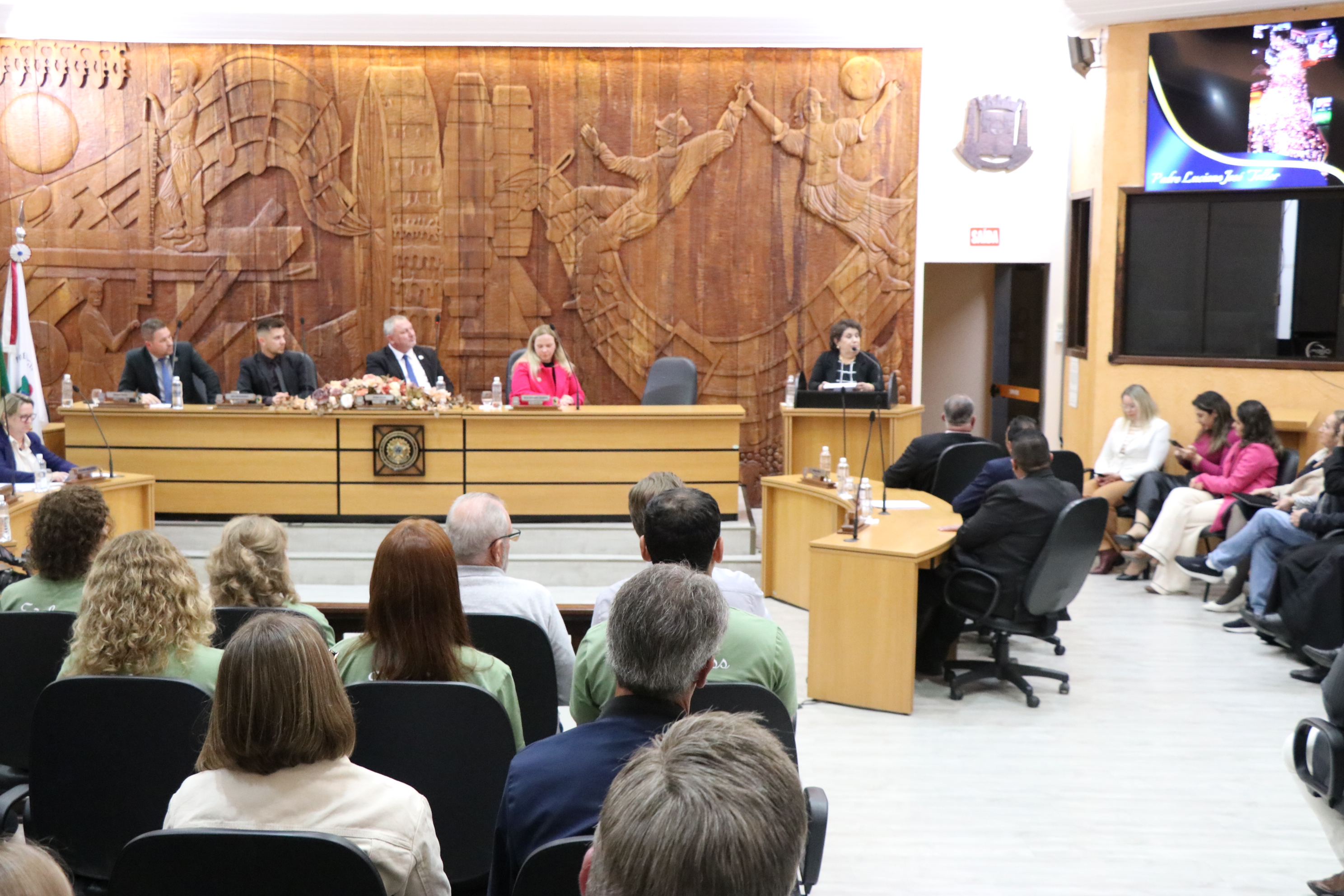 Câmara entrega moção de aplausos a homenageados