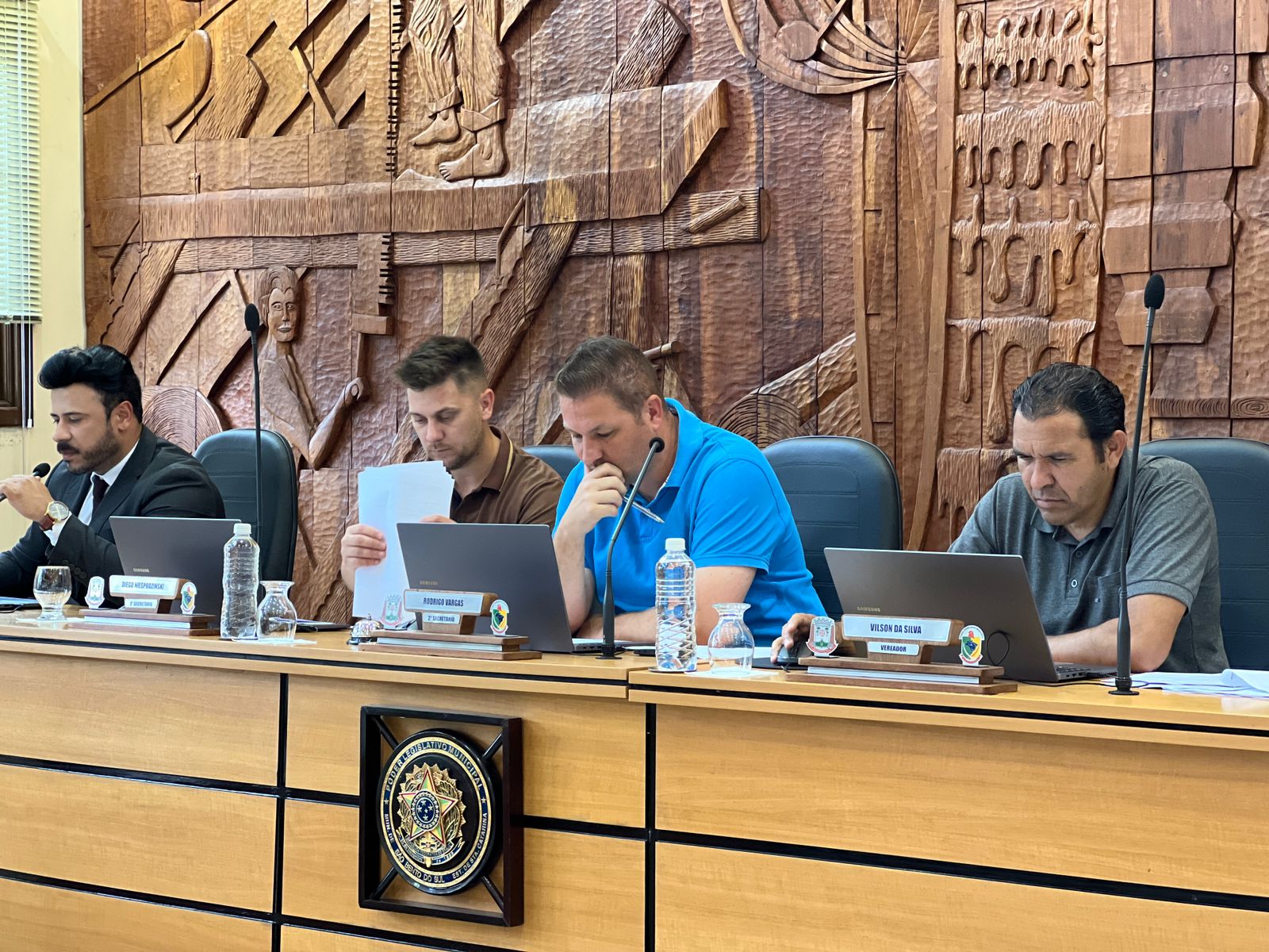 Comissões votam mais de 20 projetos 